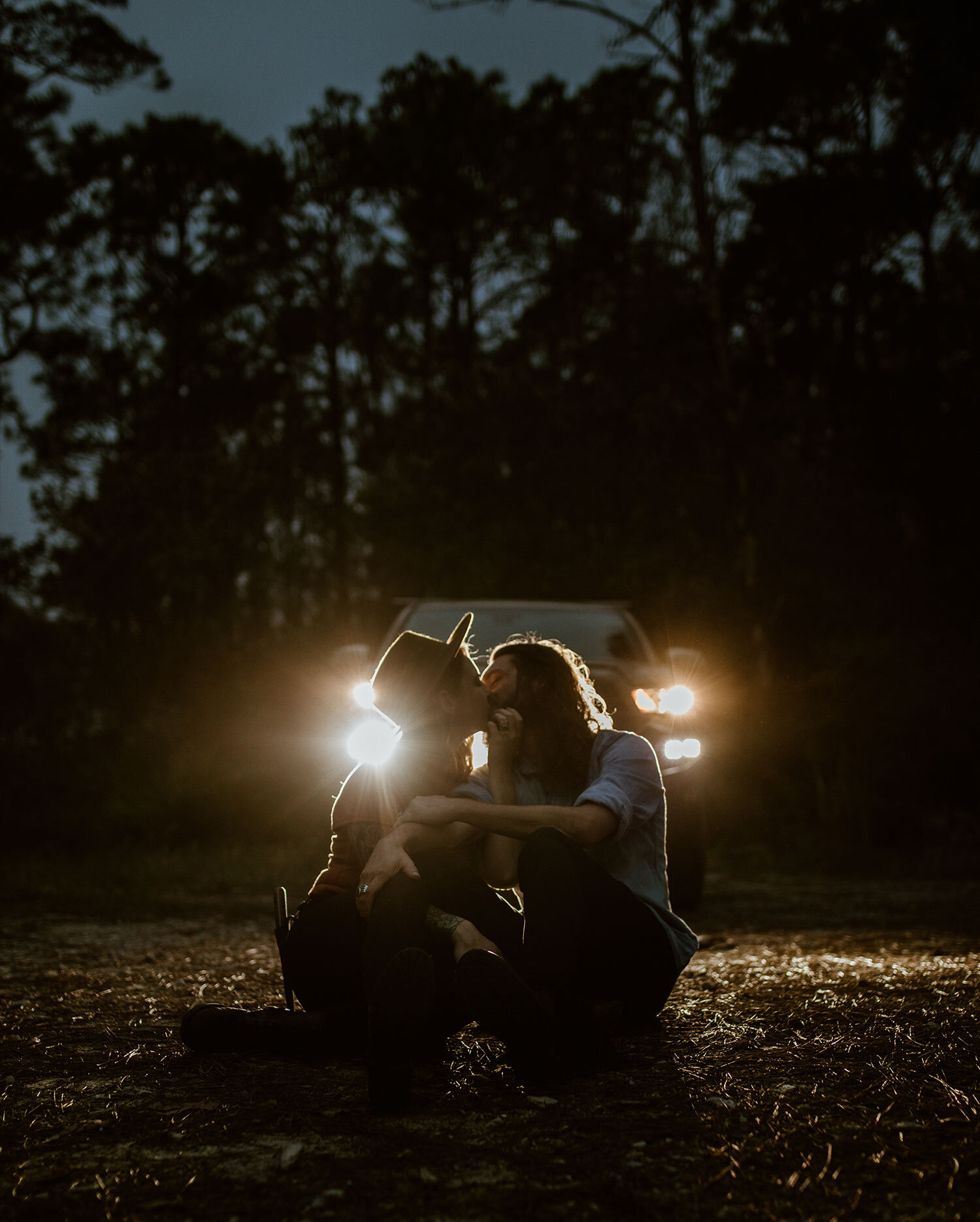 Couples-Photo-Kissing-night-photography-.jpg